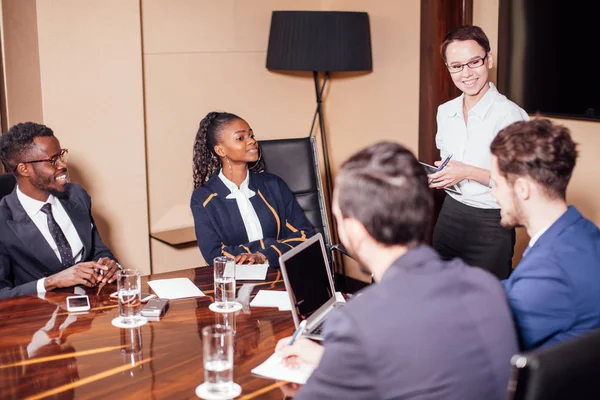 Les femmes d'affaires qui interagissent lors de la réunion dans un bureau moderne — Photo