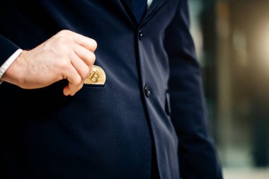 Adamı bitcoin takım elbise cebinden seç. Erkek bitcoin cebine koyar.