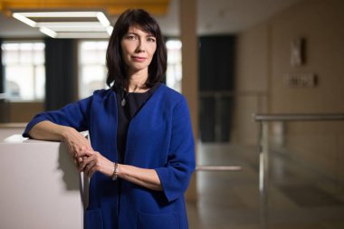 Modern ofis ayakta işkadını