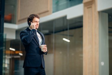 Evet ve paket servisi olan restoran kahve içme siyah elbiseli işadamı