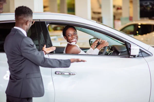 Mulher africana surpreendida pelo carro novo, presente para minha bela esposa — Fotografia de Stock