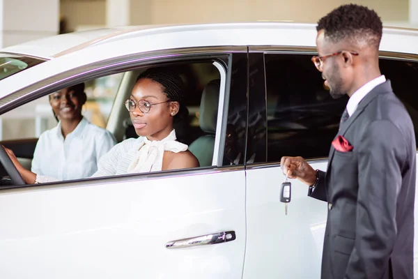 销售情况在汽车经销商, 年轻的非洲夫妇获得新车的关键 — 图库照片