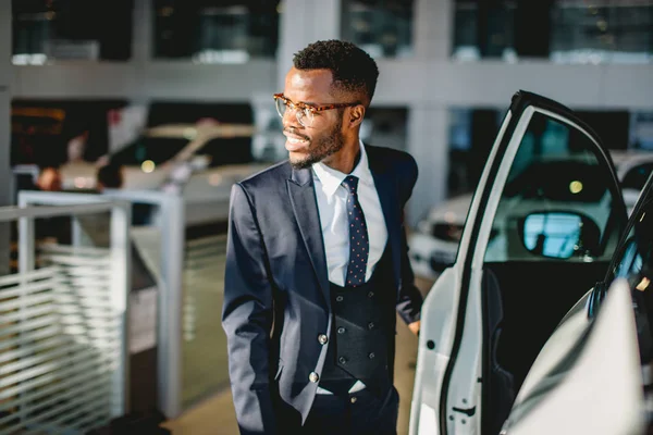 彼の新しい車のドアを開けるアフリカ系アメリカ人ドライバー — ストック写真