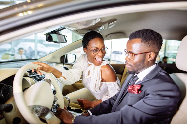美丽的非洲夫妇正在选择新的汽车经销商. — 图库照片