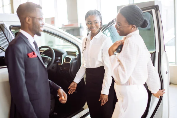 Jovem mulher surpreendida pelo carro novo, presente para minha bela esposa — Fotografia de Stock