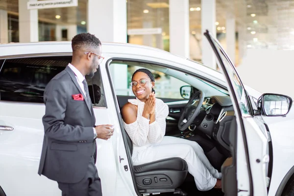 Young woman surprised by new car, gift for my beautiful wife — Stock Photo, Image