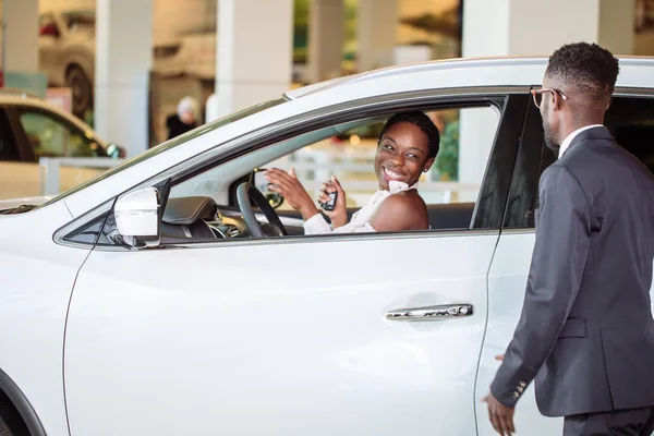 Junge Frau überrascht von neuem Auto, Geschenk für meine schöne Frau — Stockfoto