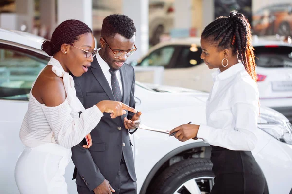 Young woman surprised by new car, gift for my beautiful wife — Stock Photo, Image