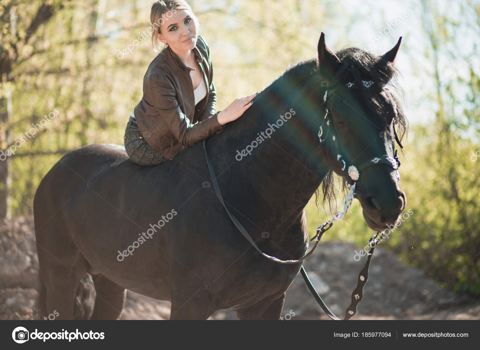 Mulher Bonita Sorrindo Em Frente Ao Cavalo No Pôr Do Sol Imagem de