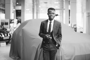 akıllı telefon showroom kullanarak Afrika araba satıcısı