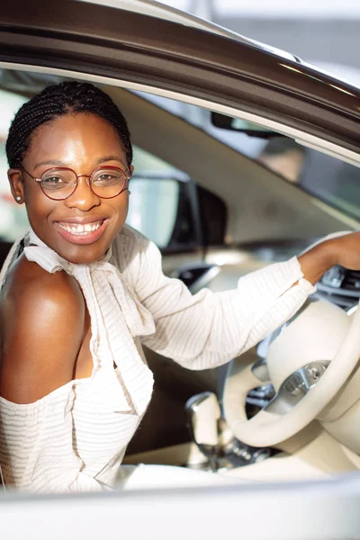 Alegre Africano feminino motorista dentro carro — Fotografia de Stock