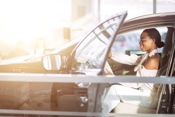 Cheerful african female driver inside car — Stock Photo, Image