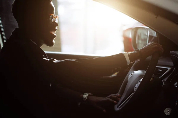 Stilvoller schwarzer Mann im Auto — Stockfoto