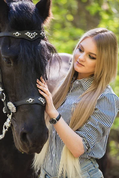 Mooi meisje strijkende paard buiten — Stockfoto