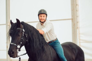 üzerinde kahverengi bir binicilik tişörtlü adam
