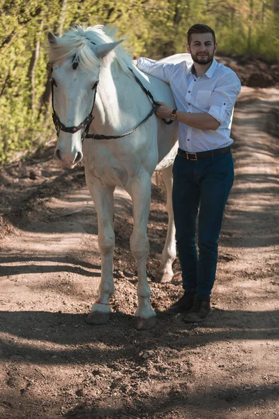 Joven con caballo. Otoño al aire libre escena — Foto de Stock