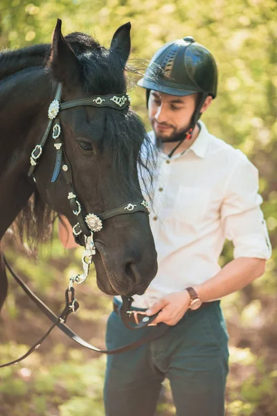 Joven con caballo. Otoño al aire libre escena — Foto de Stock