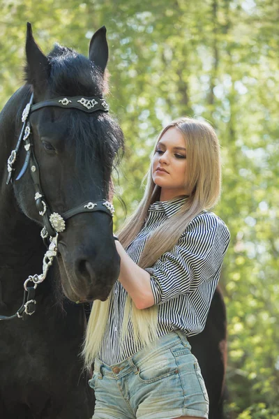 Mooie brunette meisje met lang haar poseren met een rood paard in bos — Stockfoto