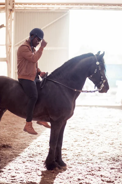 Man riding brown horse on countryside — Stock Photo, Image