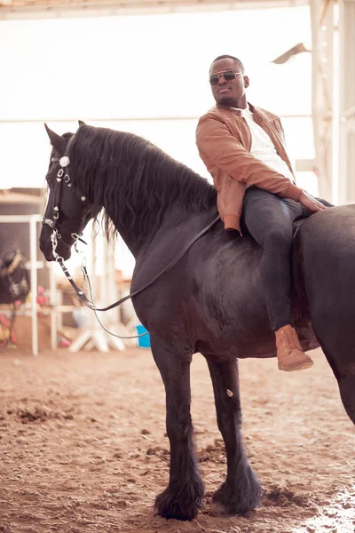 Man riding brown horse on countryside — Stock Photo, Image
