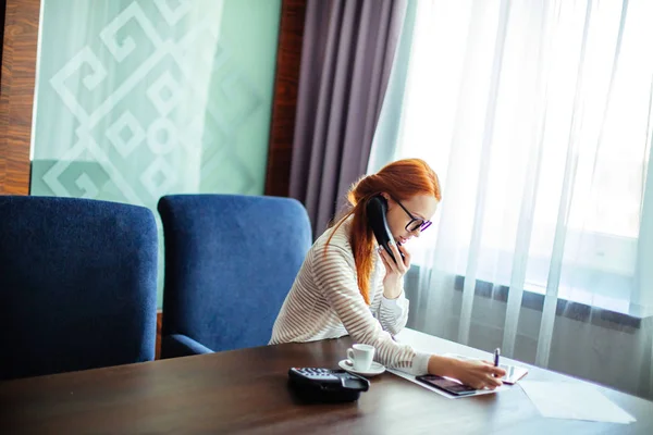 Geschäftsfrau arbeitet im Büro — Stockfoto