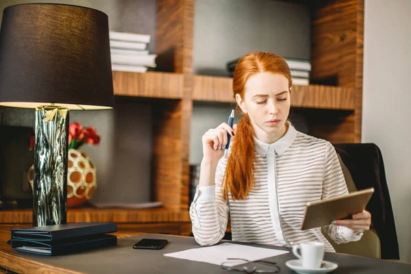 Joven mujer de negocios utilizando tableta ordenador —  Fotos de Stock