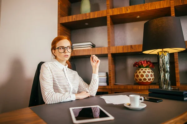 Joven mujer de negocios utilizando tableta ordenador —  Fotos de Stock