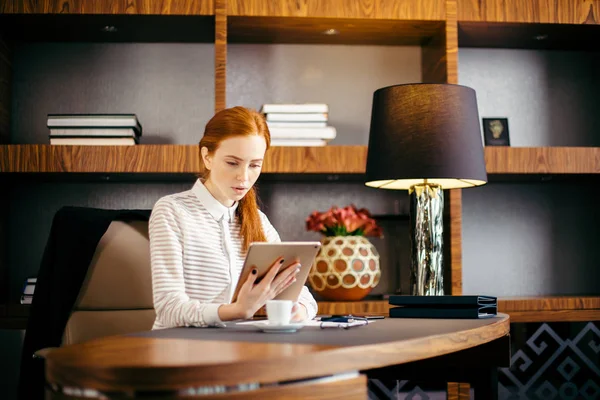 Geschäftsfrau trägt Brille mit digitalem Tablet im Büro — Stockfoto