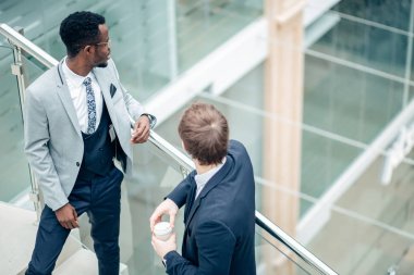 modern salonunda iki çok ırklı işadamları tartışma