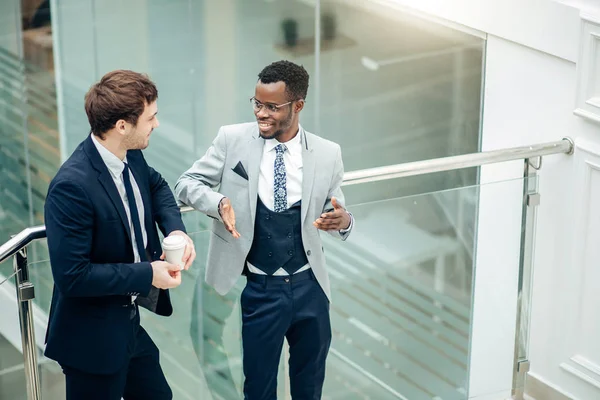 Dos hombres de negocios multirraciales Discusión en salón moderno —  Fotos de Stock