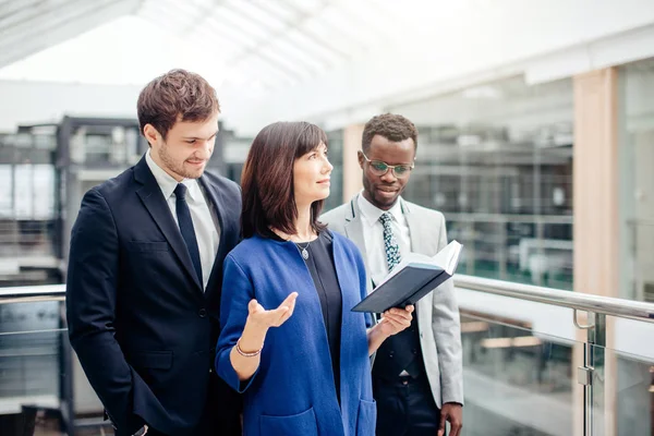 Multinationale, business team onder discussie over opmerking in office — Stockfoto