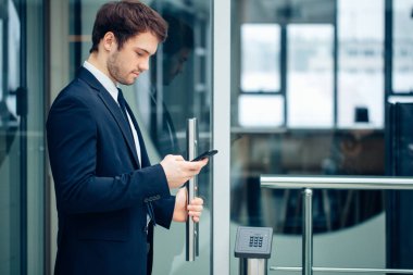 işadamı ile smartphone üzerinde ofis binası