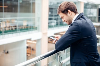 işadamı ile smartphone üzerinde ofis binası