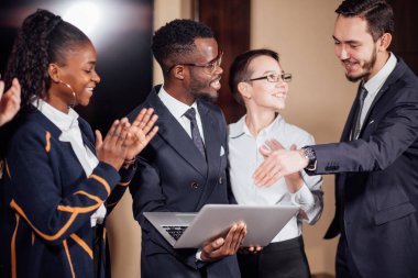 Akıllı iş ortakları toplantısında dizüstü bilgisayar kullanarak