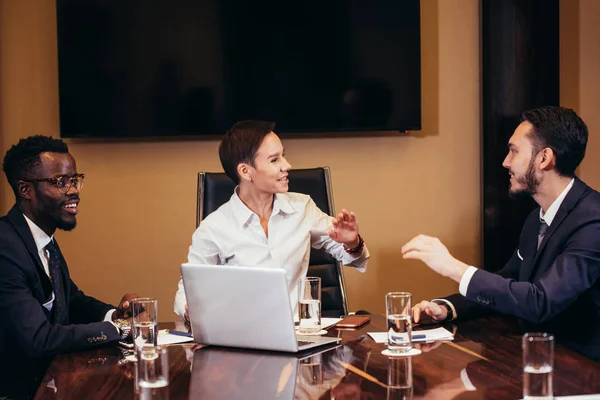 Equipe de negócios dando alta cinco gesto como eles riem e alegrar o seu sucesso — Fotografia de Stock