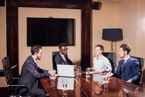 Presentazione aziendale di successo di un uomo in ufficio — Foto Stock