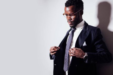 ceket ve kravat gözlüklü adam iş uzakta görünüyor