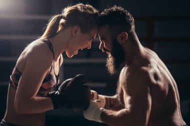 siyah arka plan karşı bir tutum sergilemek mücadele ile boksörler