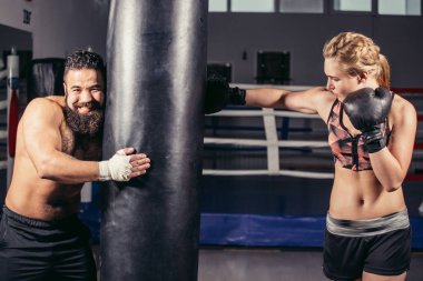 Boks eldivenleri ve kum torbası ile onu antrenman ör ile çalışma dışarı kadın.