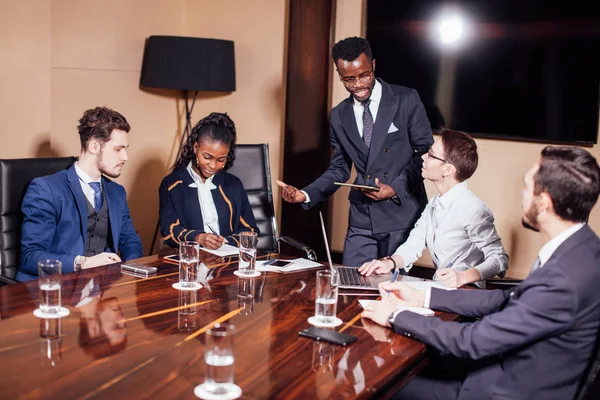 African American affärsman ger presentation till intresseföretag — Stockfoto