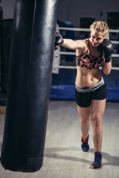 穿运动服的战斗机女孩拳击包 — 图库照片