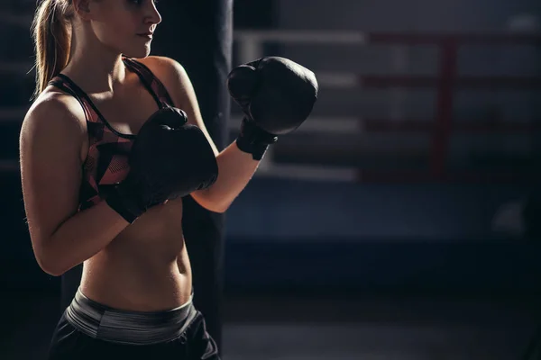 Mulher Boxer usando luvas posando no estúdio de boxe — Fotografia de Stock
