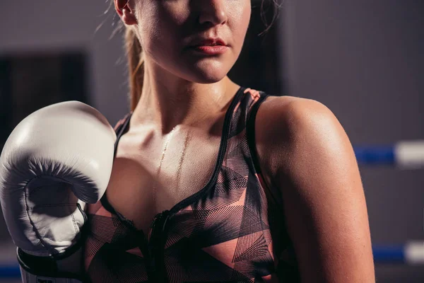 Boxeadora con guantes posando en estudio de boxeo —  Fotos de Stock