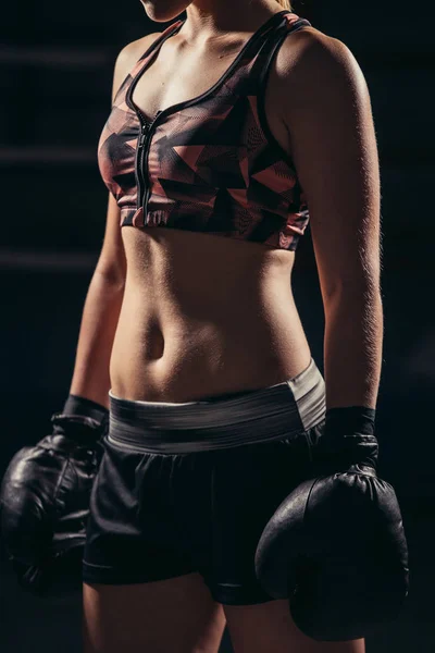 女拳击手戴手套在拳击室里摆姿势 — 图库照片