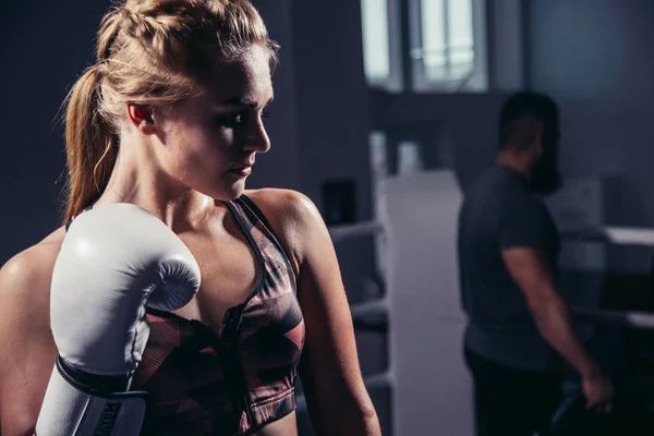 Mulher Boxer usando luvas posando no estúdio de boxe — Fotografia de Stock