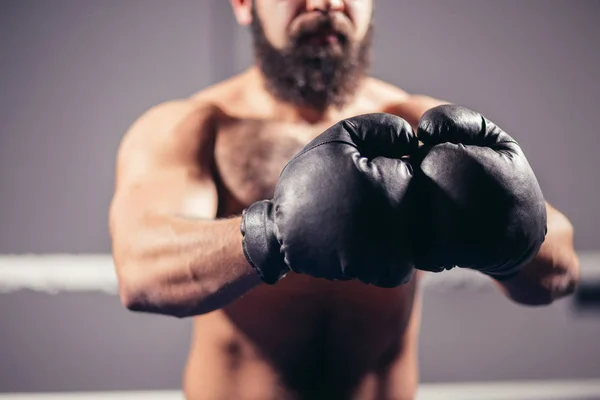 Hand van bokser klaar voor strijd. Concept. Sterke armen en gebalde vuisten — Stockfoto