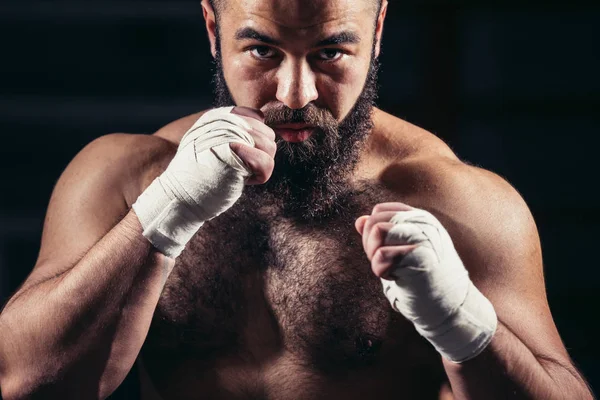 Treino de boxe masculino no ringue. Caucasiano boxer masculino em luvas pretas — Fotografia de Stock
