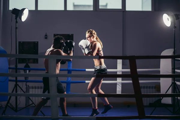 Mujer haciendo ejercicio con entrenador en el boxeo y lección de defensa personal. Copiar espacio — Foto de Stock