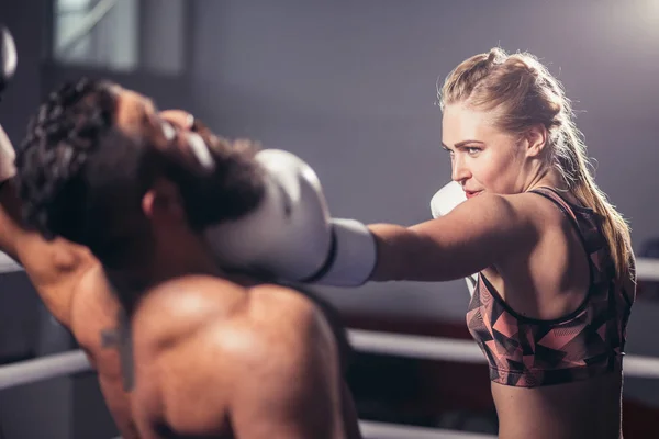 女性ボクサーのリングで打撃を受ける男 — ストック写真