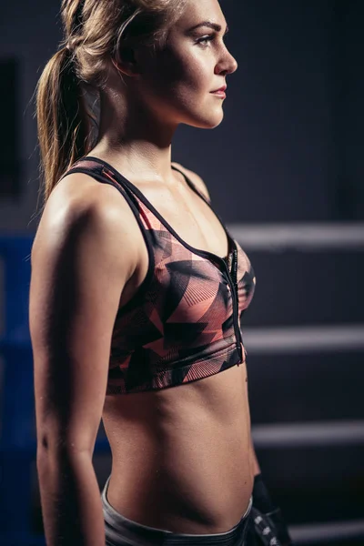 Mulher Boxer usando luvas posando no estúdio de boxe — Fotografia de Stock